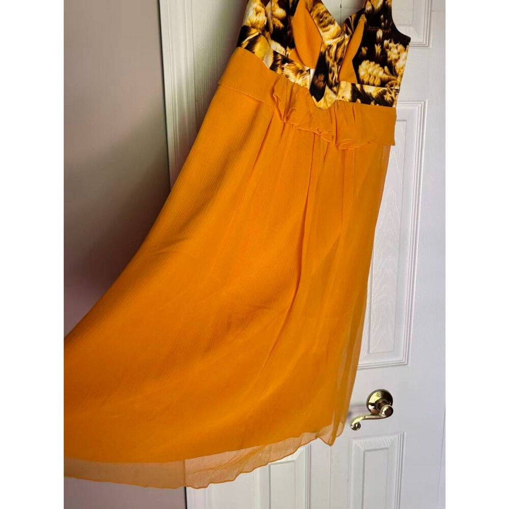 RUNWAY. Carolina Herrera Knee-Length Dress Size: 6 mustard yellow - Picture 14 of 16